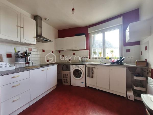 Situé au cœur de Montmirail, cet immeuble à usage mixte d'environ 353 m² totalement loué représente une belle opportunité d'investissement. Il se compose d'un local commercial, de deux appartements lumineux de type F3, des combles pouvant être aménagée, une cave et des parties communes.

Au rez-de-chaussée un local commercial d'environ 100 m², actuellement exploité en fleuristerie, Il comprend un espace de vente un arrière-magasin ainsi qu'un vaste entrepôt de plus de 100 m², idéal pour le stockage. 

Au premier un appartement type F3 avec une entrée, un grand séjour salle à manger, cuisine avec petit balcon, deux chambres, salle de d'eau avec WC et un espace cellier pouvant être aménagé en bureau, ou dressing.

Au deuxième étage un appartement type F3 presque identique, entrée, grand séjour salle à manger, cuisine, deux chambres, salle d'eau, WC séparé et un espace cellier pouvant être aménagé en bureau, ou dressing.

Cet ensemble immobilier offre un beau investissement locatif avec un revenu actuel annuel de 23880€ soit une rentabilité de 8.53%.

Les points forts :

Immeuble d'environ 353 m².
Local commercial bénéficiant d'une belle visibilité avec entrepôt de plus de 100 m².
Deux appartements type F3 lumineux.
Nombreuses possibilités d'exploitation.
Situation idéale au cœur de Montmirail, à proximité immédiate des commerces et des services.

Pour tout renseignement complémentaire ou organiser une visite, contactez moi.