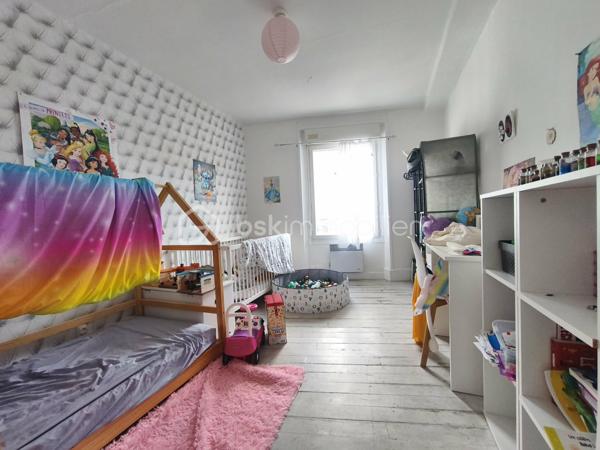 Situé au cœur de Montmirail, cet immeuble à usage mixte d'environ 353 m² totalement loué représente une belle opportunité d'investissement. Il se compose d'un local commercial, de deux appartements lumineux de type F3, des combles pouvant être aménagée, une cave et des parties communes.

Au rez-de-chaussée un local commercial d'environ 100 m², actuellement exploité en fleuristerie, Il comprend un espace de vente un arrière-magasin ainsi qu'un vaste entrepôt de plus de 100 m², idéal pour le stockage. 

Au premier un appartement type F3 avec une entrée, un grand séjour salle à manger, cuisine avec petit balcon, deux chambres, salle de d'eau avec WC et un espace cellier pouvant être aménagé en bureau, ou dressing.

Au deuxième étage un appartement type F3 presque identique, entrée, grand séjour salle à manger, cuisine, deux chambres, salle d'eau, WC séparé et un espace cellier pouvant être aménagé en bureau, ou dressing.

Cet ensemble immobilier offre un beau investissement locatif avec un revenu actuel annuel de 23880€ soit une rentabilité de 8.53%.

Les points forts :

Immeuble d'environ 353 m².
Local commercial bénéficiant d'une belle visibilité avec entrepôt de plus de 100 m².
Deux appartements type F3 lumineux.
Nombreuses possibilités d'exploitation.
Situation idéale au cœur de Montmirail, à proximité immédiate des commerces et des services.

Pour tout renseignement complémentaire ou organiser une visite, contactez moi.