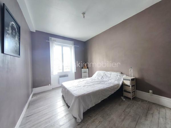 Situé au cœur de Montmirail, cet immeuble à usage mixte d'environ 353 m² totalement loué représente une belle opportunité d'investissement. Il se compose d'un local commercial, de deux appartements lumineux de type F3, des combles pouvant être aménagée, une cave et des parties communes.

Au rez-de-chaussée un local commercial d'environ 100 m², actuellement exploité en fleuristerie, Il comprend un espace de vente un arrière-magasin ainsi qu'un vaste entrepôt de plus de 100 m², idéal pour le stockage. 

Au premier un appartement type F3 avec une entrée, un grand séjour salle à manger, cuisine avec petit balcon, deux chambres, salle de d'eau avec WC et un espace cellier pouvant être aménagé en bureau, ou dressing.

Au deuxième étage un appartement type F3 presque identique, entrée, grand séjour salle à manger, cuisine, deux chambres, salle d'eau, WC séparé et un espace cellier pouvant être aménagé en bureau, ou dressing.

Cet ensemble immobilier offre un beau investissement locatif avec un revenu actuel annuel de 23880€ soit une rentabilité de 8.53%.

Les points forts :

Immeuble d'environ 353 m².
Local commercial bénéficiant d'une belle visibilité avec entrepôt de plus de 100 m².
Deux appartements type F3 lumineux.
Nombreuses possibilités d'exploitation.
Situation idéale au cœur de Montmirail, à proximité immédiate des commerces et des services.

Pour tout renseignement complémentaire ou organiser une visite, contactez moi.