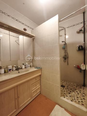 Situé au cœur de Montmirail, cet immeuble à usage mixte d'environ 353 m² totalement loué représente une belle opportunité d'investissement. Il se compose d'un local commercial, de deux appartements lumineux de type F3, des combles pouvant être aménagée, une cave et des parties communes.

Au rez-de-chaussée un local commercial d'environ 100 m², actuellement exploité en fleuristerie, Il comprend un espace de vente un arrière-magasin ainsi qu'un vaste entrepôt de plus de 100 m², idéal pour le stockage. 

Au premier un appartement type F3 avec une entrée, un grand séjour salle à manger, cuisine avec petit balcon, deux chambres, salle de d'eau avec WC et un espace cellier pouvant être aménagé en bureau, ou dressing.

Au deuxième étage un appartement type F3 presque identique, entrée, grand séjour salle à manger, cuisine, deux chambres, salle d'eau, WC séparé et un espace cellier pouvant être aménagé en bureau, ou dressing.

Cet ensemble immobilier offre un beau investissement locatif avec un revenu actuel annuel de 23880€ soit une rentabilité de 8.53%.

Les points forts :

Immeuble d'environ 353 m².
Local commercial bénéficiant d'une belle visibilité avec entrepôt de plus de 100 m².
Deux appartements type F3 lumineux.
Nombreuses possibilités d'exploitation.
Situation idéale au cœur de Montmirail, à proximité immédiate des commerces et des services.

Pour tout renseignement complémentaire ou organiser une visite, contactez moi.