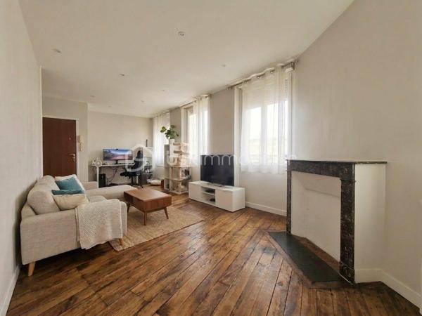 Situé au cœur de Montmirail, cet immeuble à usage mixte d'environ 353 m² totalement loué représente une belle opportunité d'investissement. Il se compose d'un local commercial, de deux appartements lumineux de type F3, des combles pouvant être aménagée, une cave et des parties communes.

Au rez-de-chaussée un local commercial d'environ 100 m², actuellement exploité en fleuristerie, Il comprend un espace de vente un arrière-magasin ainsi qu'un vaste entrepôt de plus de 100 m², idéal pour le stockage. 

Au premier un appartement type F3 avec une entrée, un grand séjour salle à manger, cuisine avec petit balcon, deux chambres, salle de d'eau avec WC et un espace cellier pouvant être aménagé en bureau, ou dressing.

Au deuxième étage un appartement type F3 presque identique, entrée, grand séjour salle à manger, cuisine, deux chambres, salle d'eau, WC séparé et un espace cellier pouvant être aménagé en bureau, ou dressing.

Cet ensemble immobilier offre un beau investissement locatif avec un revenu actuel annuel de 23880€ soit une rentabilité de 8.53%.

Les points forts :

Immeuble d'environ 353 m².
Local commercial bénéficiant d'une belle visibilité avec entrepôt de plus de 100 m².
Deux appartements type F3 lumineux.
Nombreuses possibilités d'exploitation.
Situation idéale au cœur de Montmirail, à proximité immédiate des commerces et des services.

Pour tout renseignement complémentaire ou organiser une visite, contactez moi.