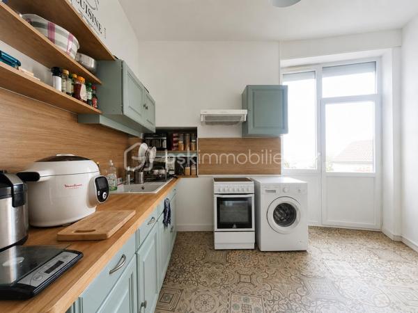 Situé au cœur de Montmirail, cet immeuble à usage mixte d'environ 353 m² totalement loué représente une belle opportunité d'investissement. Il se compose d'un local commercial, de deux appartements lumineux de type F3, des combles pouvant être aménagée, une cave et des parties communes.

Au rez-de-chaussée un local commercial d'environ 100 m², actuellement exploité en fleuristerie, Il comprend un espace de vente un arrière-magasin ainsi qu'un vaste entrepôt de plus de 100 m², idéal pour le stockage. 

Au premier un appartement type F3 avec une entrée, un grand séjour salle à manger, cuisine avec petit balcon, deux chambres, salle de d'eau avec WC et un espace cellier pouvant être aménagé en bureau, ou dressing.

Au deuxième étage un appartement type F3 presque identique, entrée, grand séjour salle à manger, cuisine, deux chambres, salle d'eau, WC séparé et un espace cellier pouvant être aménagé en bureau, ou dressing.

Cet ensemble immobilier offre un beau investissement locatif avec un revenu actuel annuel de 23880€ soit une rentabilité de 8.53%.

Les points forts :

Immeuble d'environ 353 m².
Local commercial bénéficiant d'une belle visibilité avec entrepôt de plus de 100 m².
Deux appartements type F3 lumineux.
Nombreuses possibilités d'exploitation.
Situation idéale au cœur de Montmirail, à proximité immédiate des commerces et des services.

Pour tout renseignement complémentaire ou organiser une visite, contactez moi.