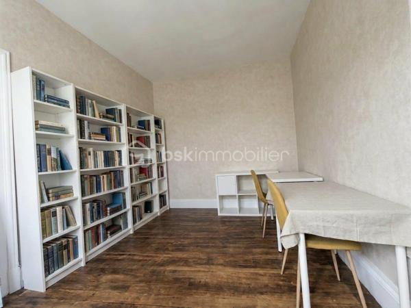Situé au cœur de Montmirail, cet immeuble à usage mixte d'environ 353 m² totalement loué représente une belle opportunité d'investissement. Il se compose d'un local commercial, de deux appartements lumineux de type F3, des combles pouvant être aménagée, une cave et des parties communes.

Au rez-de-chaussée un local commercial d'environ 100 m², actuellement exploité en fleuristerie, Il comprend un espace de vente un arrière-magasin ainsi qu'un vaste entrepôt de plus de 100 m², idéal pour le stockage. 

Au premier un appartement type F3 avec une entrée, un grand séjour salle à manger, cuisine avec petit balcon, deux chambres, salle de d'eau avec WC et un espace cellier pouvant être aménagé en bureau, ou dressing.

Au deuxième étage un appartement type F3 presque identique, entrée, grand séjour salle à manger, cuisine, deux chambres, salle d'eau, WC séparé et un espace cellier pouvant être aménagé en bureau, ou dressing.

Cet ensemble immobilier offre un beau investissement locatif avec un revenu actuel annuel de 23880€ soit une rentabilité de 8.53%.

Les points forts :

Immeuble d'environ 353 m².
Local commercial bénéficiant d'une belle visibilité avec entrepôt de plus de 100 m².
Deux appartements type F3 lumineux.
Nombreuses possibilités d'exploitation.
Situation idéale au cœur de Montmirail, à proximité immédiate des commerces et des services.

Pour tout renseignement complémentaire ou organiser une visite, contactez moi.