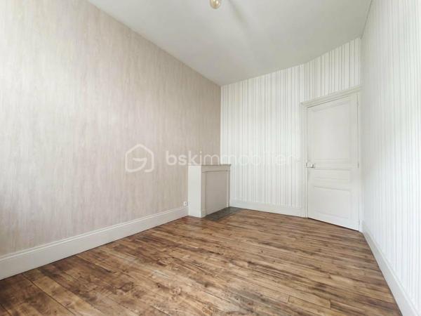Situé au cœur de Montmirail, cet immeuble à usage mixte d'environ 353 m² totalement loué représente une belle opportunité d'investissement. Il se compose d'un local commercial, de deux appartements lumineux de type F3, des combles pouvant être aménagée, une cave et des parties communes.

Au rez-de-chaussée un local commercial d'environ 100 m², actuellement exploité en fleuristerie, Il comprend un espace de vente un arrière-magasin ainsi qu'un vaste entrepôt de plus de 100 m², idéal pour le stockage. 

Au premier un appartement type F3 avec une entrée, un grand séjour salle à manger, cuisine avec petit balcon, deux chambres, salle de d'eau avec WC et un espace cellier pouvant être aménagé en bureau, ou dressing.

Au deuxième étage un appartement type F3 presque identique, entrée, grand séjour salle à manger, cuisine, deux chambres, salle d'eau, WC séparé et un espace cellier pouvant être aménagé en bureau, ou dressing.

Cet ensemble immobilier offre un beau investissement locatif avec un revenu actuel annuel de 23880€ soit une rentabilité de 8.53%.

Les points forts :

Immeuble d'environ 353 m².
Local commercial bénéficiant d'une belle visibilité avec entrepôt de plus de 100 m².
Deux appartements type F3 lumineux.
Nombreuses possibilités d'exploitation.
Situation idéale au cœur de Montmirail, à proximité immédiate des commerces et des services.

Pour tout renseignement complémentaire ou organiser une visite, contactez moi.