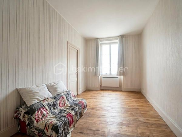 Situé au cœur de Montmirail, cet immeuble à usage mixte d'environ 353 m² totalement loué représente une belle opportunité d'investissement. Il se compose d'un local commercial, de deux appartements lumineux de type F3, des combles pouvant être aménagée, une cave et des parties communes.

Au rez-de-chaussée un local commercial d'environ 100 m², actuellement exploité en fleuristerie, Il comprend un espace de vente un arrière-magasin ainsi qu'un vaste entrepôt de plus de 100 m², idéal pour le stockage. 

Au premier un appartement type F3 avec une entrée, un grand séjour salle à manger, cuisine avec petit balcon, deux chambres, salle de d'eau avec WC et un espace cellier pouvant être aménagé en bureau, ou dressing.

Au deuxième étage un appartement type F3 presque identique, entrée, grand séjour salle à manger, cuisine, deux chambres, salle d'eau, WC séparé et un espace cellier pouvant être aménagé en bureau, ou dressing.

Cet ensemble immobilier offre un beau investissement locatif avec un revenu actuel annuel de 23880€ soit une rentabilité de 8.53%.

Les points forts :

Immeuble d'environ 353 m².
Local commercial bénéficiant d'une belle visibilité avec entrepôt de plus de 100 m².
Deux appartements type F3 lumineux.
Nombreuses possibilités d'exploitation.
Situation idéale au cœur de Montmirail, à proximité immédiate des commerces et des services.

Pour tout renseignement complémentaire ou organiser une visite, contactez moi.