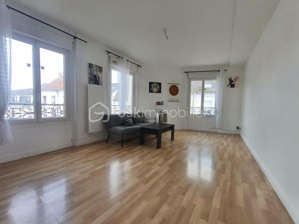 Situé au cœur de Montmirail, cet immeuble à usage mixte d'environ 353 m² totalement loué représente une belle opportunité d'investissement. Il se compose d'un local commercial, de deux appartements lumineux de type F3, des combles pouvant être aménagée, une cave et des parties communes.

Au rez-de-chaussée un local commercial d'environ 100 m², actuellement exploité en fleuristerie, Il comprend un espace de vente un arrière-magasin ainsi qu'un vaste entrepôt de plus de 100 m², idéal pour le stockage. 

Au premier un appartement type F3 avec une entrée, un grand séjour salle à manger, cuisine avec petit balcon, deux chambres, salle de d'eau avec WC et un espace cellier pouvant être aménagé en bureau, ou dressing.

Au deuxième étage un appartement type F3 presque identique, entrée, grand séjour salle à manger, cuisine, deux chambres, salle d'eau, WC séparé et un espace cellier pouvant être aménagé en bureau, ou dressing.

Cet ensemble immobilier offre un beau investissement locatif avec un revenu actuel annuel de 23880€ soit une rentabilité de 8.53%.

Les points forts :

Immeuble d'environ 353 m².
Local commercial bénéficiant d'une belle visibilité avec entrepôt de plus de 100 m².
Deux appartements type F3 lumineux.
Nombreuses possibilités d'exploitation.
Situation idéale au cœur de Montmirail, à proximité immédiate des commerces et des services.

Pour tout renseignement complémentaire ou organiser une visite, contactez moi.