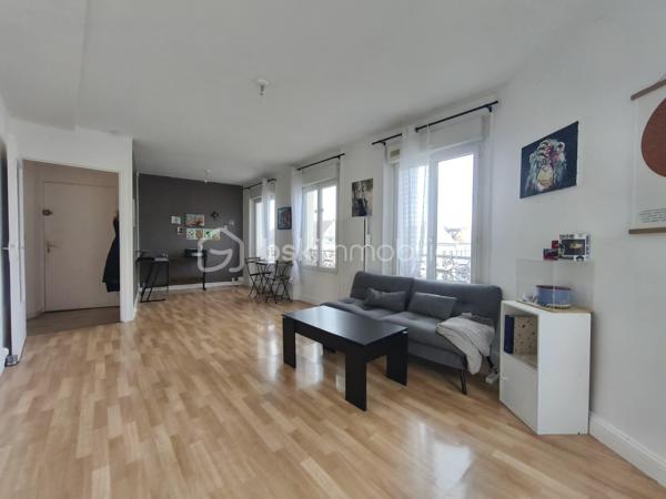 Situé au cœur de Montmirail, cet immeuble à usage mixte d'environ 353 m² totalement loué représente une belle opportunité d'investissement. Il se compose d'un local commercial, de deux appartements lumineux de type F3, des combles pouvant être aménagée, une cave et des parties communes.

Au rez-de-chaussée un local commercial d'environ 100 m², actuellement exploité en fleuristerie, Il comprend un espace de vente un arrière-magasin ainsi qu'un vaste entrepôt de plus de 100 m², idéal pour le stockage. 

Au premier un appartement type F3 avec une entrée, un grand séjour salle à manger, cuisine avec petit balcon, deux chambres, salle de d'eau avec WC et un espace cellier pouvant être aménagé en bureau, ou dressing.

Au deuxième étage un appartement type F3 presque identique, entrée, grand séjour salle à manger, cuisine, deux chambres, salle d'eau, WC séparé et un espace cellier pouvant être aménagé en bureau, ou dressing.

Cet ensemble immobilier offre un beau investissement locatif avec un revenu actuel annuel de 23880€ soit une rentabilité de 8.53%.

Les points forts :

Immeuble d'environ 353 m².
Local commercial bénéficiant d'une belle visibilité avec entrepôt de plus de 100 m².
Deux appartements type F3 lumineux.
Nombreuses possibilités d'exploitation.
Situation idéale au cœur de Montmirail, à proximité immédiate des commerces et des services.

Pour tout renseignement complémentaire ou organiser une visite, contactez moi.