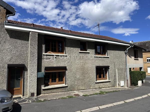 Amateurs de travaux et de rénovation, découvrez cette maison mitoyenne d’un côté d’environ 90 m² habitables, offrant un beau potentiel après rénovation.

Au rez-de-chaussée :

* Cuisine
* Salon / salle à manger

À l’étage :

* 3 chambres, dont 2 en enfilade
* Salle de bain avec WC

À l’extérieur, vous profiterez d’une terrasse d’environ 25 m².

🔨 Maison à rénover entièrement, idéale pour un premier achat, un projet de rénovation ou un investissement locatif.

• Chauffage gaz
• Menuiseries PVC effet bois avec volets roulants
• Toiture en tuiles
• Terrasse d’environ 25 m²
• Environ 90 m² habitables

Un bien offrant de nombreuses possibilités d’aménagement pour créer un intérieur à votre goût.