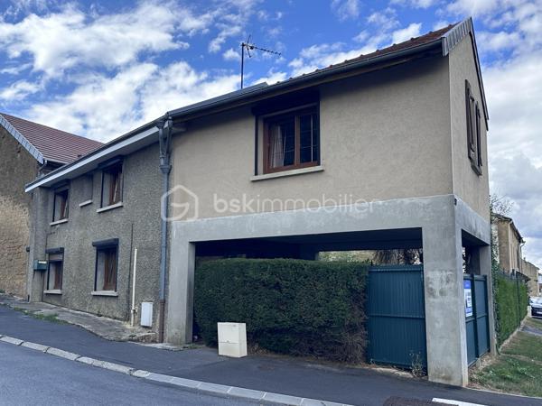 Amateurs de travaux et de rénovation, découvrez cette maison mitoyenne d’un côté d’environ 90 m² habitables, offrant un beau potentiel après rénovation.

Au rez-de-chaussée :

* Cuisine
* Salon / salle à manger

À l’étage :

* 3 chambres, dont 2 en enfilade
* Salle de bain avec WC

À l’extérieur, vous profiterez d’une terrasse d’environ 25 m².

🔨 Maison à rénover entièrement, idéale pour un premier achat, un projet de rénovation ou un investissement locatif.

• Chauffage gaz
• Menuiseries PVC effet bois avec volets roulants
• Toiture en tuiles
• Terrasse d’environ 25 m²
• Environ 90 m² habitables

Un bien offrant de nombreuses possibilités d’aménagement pour créer un intérieur à votre goût.