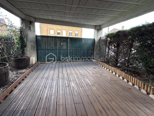 Amateurs de travaux et de rénovation, découvrez cette maison mitoyenne d’un côté d’environ 90 m² habitables, offrant un beau potentiel après rénovation.

Au rez-de-chaussée :

* Cuisine
* Salon / salle à manger

À l’étage :

* 3 chambres, dont 2 en enfilade
* Salle de bain avec WC

À l’extérieur, vous profiterez d’une terrasse d’environ 25 m².

🔨 Maison à rénover entièrement, idéale pour un premier achat, un projet de rénovation ou un investissement locatif.

• Chauffage gaz
• Menuiseries PVC effet bois avec volets roulants
• Toiture en tuiles
• Terrasse d’environ 25 m²
• Environ 90 m² habitables

Un bien offrant de nombreuses possibilités d’aménagement pour créer un intérieur à votre goût.