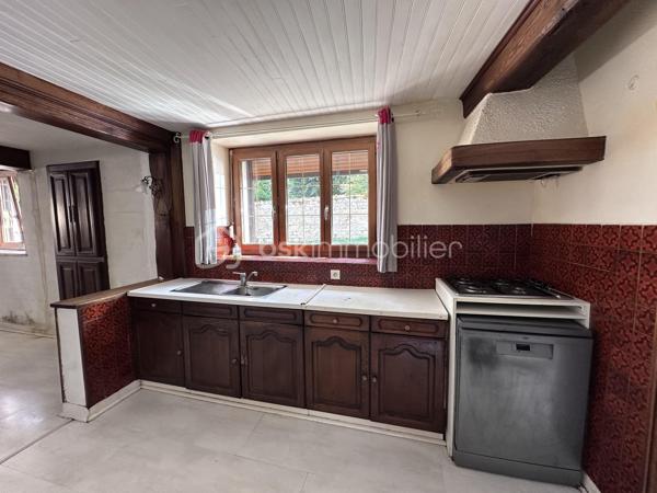 Amateurs de travaux et de rénovation, découvrez cette maison mitoyenne d’un côté d’environ 90 m² habitables, offrant un beau potentiel après rénovation.

Au rez-de-chaussée :

* Cuisine
* Salon / salle à manger

À l’étage :

* 3 chambres, dont 2 en enfilade
* Salle de bain avec WC

À l’extérieur, vous profiterez d’une terrasse d’environ 25 m².

🔨 Maison à rénover entièrement, idéale pour un premier achat, un projet de rénovation ou un investissement locatif.

• Chauffage gaz
• Menuiseries PVC effet bois avec volets roulants
• Toiture en tuiles
• Terrasse d’environ 25 m²
• Environ 90 m² habitables

Un bien offrant de nombreuses possibilités d’aménagement pour créer un intérieur à votre goût.