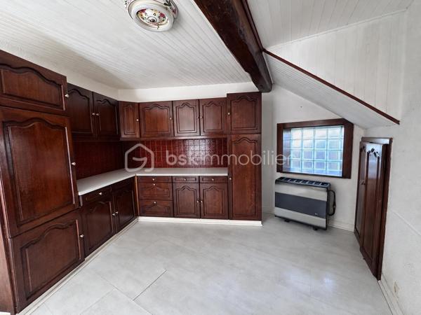 Amateurs de travaux et de rénovation, découvrez cette maison mitoyenne d’un côté d’environ 90 m² habitables, offrant un beau potentiel après rénovation.

Au rez-de-chaussée :

* Cuisine
* Salon / salle à manger

À l’étage :

* 3 chambres, dont 2 en enfilade
* Salle de bain avec WC

À l’extérieur, vous profiterez d’une terrasse d’environ 25 m².

🔨 Maison à rénover entièrement, idéale pour un premier achat, un projet de rénovation ou un investissement locatif.

• Chauffage gaz
• Menuiseries PVC effet bois avec volets roulants
• Toiture en tuiles
• Terrasse d’environ 25 m²
• Environ 90 m² habitables

Un bien offrant de nombreuses possibilités d’aménagement pour créer un intérieur à votre goût.