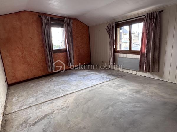 Amateurs de travaux et de rénovation, découvrez cette maison mitoyenne d’un côté d’environ 90 m² habitables, offrant un beau potentiel après rénovation.

Au rez-de-chaussée :

* Cuisine
* Salon / salle à manger

À l’étage :

* 3 chambres, dont 2 en enfilade
* Salle de bain avec WC

À l’extérieur, vous profiterez d’une terrasse d’environ 25 m².

🔨 Maison à rénover entièrement, idéale pour un premier achat, un projet de rénovation ou un investissement locatif.

• Chauffage gaz
• Menuiseries PVC effet bois avec volets roulants
• Toiture en tuiles
• Terrasse d’environ 25 m²
• Environ 90 m² habitables

Un bien offrant de nombreuses possibilités d’aménagement pour créer un intérieur à votre goût.