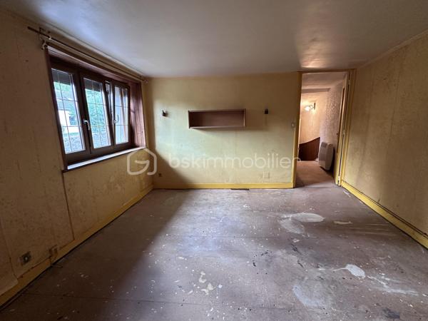 Amateurs de travaux et de rénovation, découvrez cette maison mitoyenne d’un côté d’environ 90 m² habitables, offrant un beau potentiel après rénovation.

Au rez-de-chaussée :

* Cuisine
* Salon / salle à manger

À l’étage :

* 3 chambres, dont 2 en enfilade
* Salle de bain avec WC

À l’extérieur, vous profiterez d’une terrasse d’environ 25 m².

🔨 Maison à rénover entièrement, idéale pour un premier achat, un projet de rénovation ou un investissement locatif.

• Chauffage gaz
• Menuiseries PVC effet bois avec volets roulants
• Toiture en tuiles
• Terrasse d’environ 25 m²
• Environ 90 m² habitables

Un bien offrant de nombreuses possibilités d’aménagement pour créer un intérieur à votre goût.