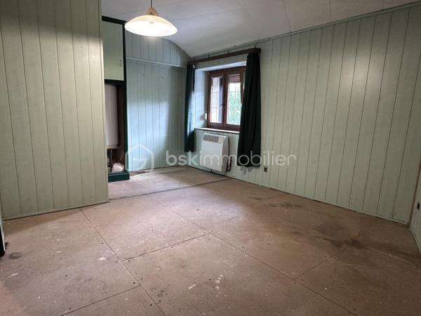 Amateurs de travaux et de rénovation, découvrez cette maison mitoyenne d’un côté d’environ 90 m² habitables, offrant un beau potentiel après rénovation.

Au rez-de-chaussée :

* Cuisine
* Salon / salle à manger

À l’étage :

* 3 chambres, dont 2 en enfilade
* Salle de bain avec WC

À l’extérieur, vous profiterez d’une terrasse d’environ 25 m².

🔨 Maison à rénover entièrement, idéale pour un premier achat, un projet de rénovation ou un investissement locatif.

• Chauffage gaz
• Menuiseries PVC effet bois avec volets roulants
• Toiture en tuiles
• Terrasse d’environ 25 m²
• Environ 90 m² habitables

Un bien offrant de nombreuses possibilités d’aménagement pour créer un intérieur à votre goût.