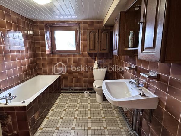 Amateurs de travaux et de rénovation, découvrez cette maison mitoyenne d’un côté d’environ 90 m² habitables, offrant un beau potentiel après rénovation.

Au rez-de-chaussée :

* Cuisine
* Salon / salle à manger

À l’étage :

* 3 chambres, dont 2 en enfilade
* Salle de bain avec WC

À l’extérieur, vous profiterez d’une terrasse d’environ 25 m².

🔨 Maison à rénover entièrement, idéale pour un premier achat, un projet de rénovation ou un investissement locatif.

• Chauffage gaz
• Menuiseries PVC effet bois avec volets roulants
• Toiture en tuiles
• Terrasse d’environ 25 m²
• Environ 90 m² habitables

Un bien offrant de nombreuses possibilités d’aménagement pour créer un intérieur à votre goût.