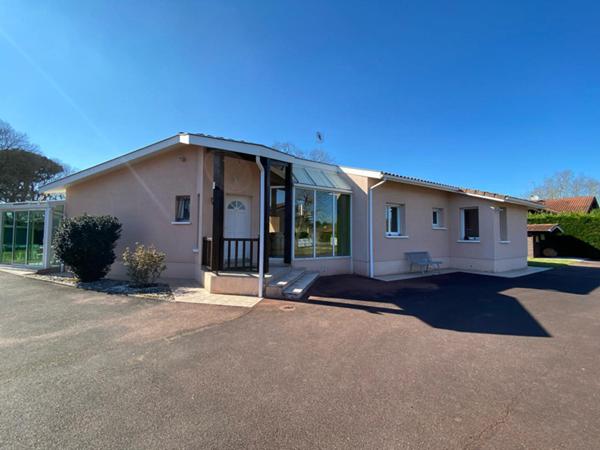 Maison de plain-pied lumineuse dans un environnement calme