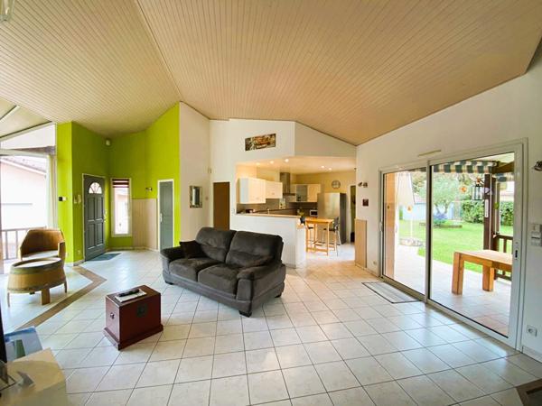 Maison de plain-pied lumineuse dans un environnement calme