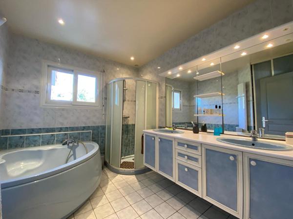 Maison de plain-pied lumineuse dans un environnement calme