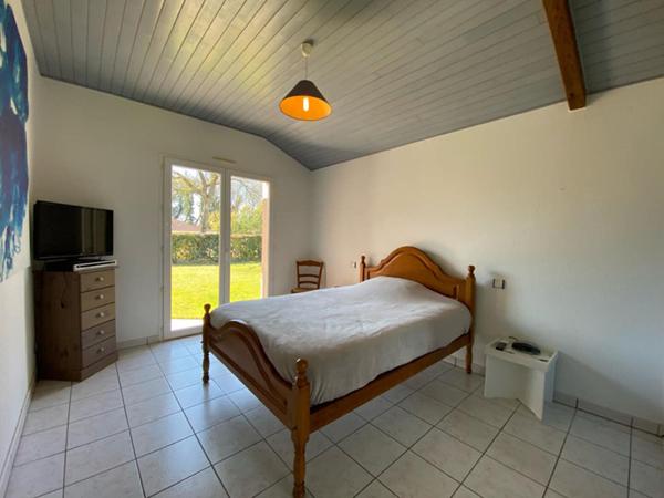 Maison de plain-pied lumineuse dans un environnement calme