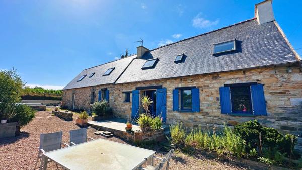 Longère en pierre au cœur d’un écrin de verdure