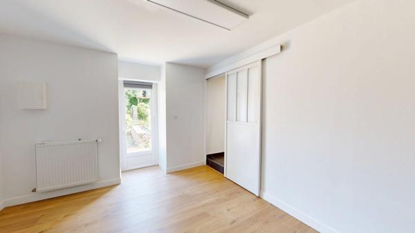 Longère en pierre au cœur d’un écrin de verdure