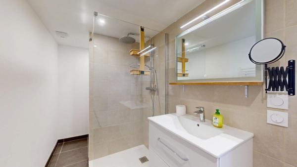 Longère en pierre au cœur d’un écrin de verdure