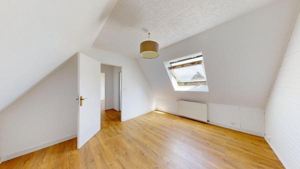 Longère en pierre au cœur d’un écrin de verdure