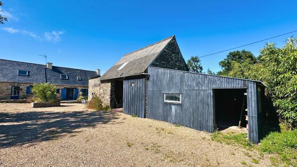 Longère en pierre au cœur d’un écrin de verdure