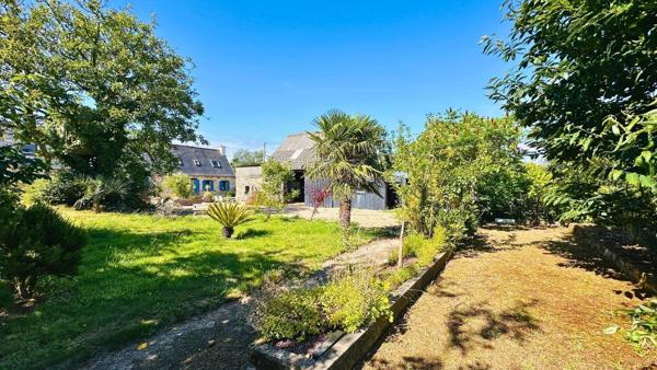 Longère en pierre au cœur d’un écrin de verdure