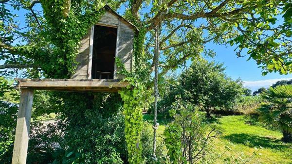 Longère en pierre au cœur d’un écrin de verdure