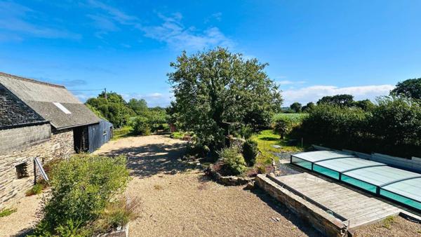 Longère en pierre au cœur d’un écrin de verdure
