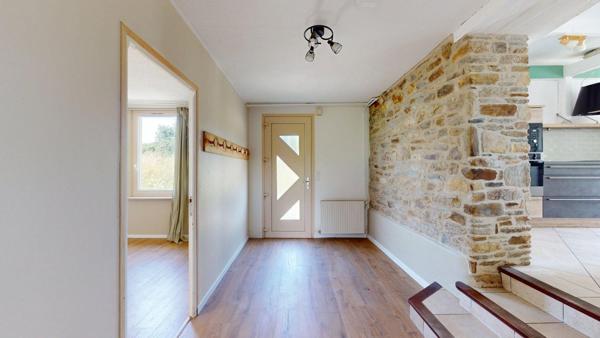 Longère en pierre au cœur d’un écrin de verdure