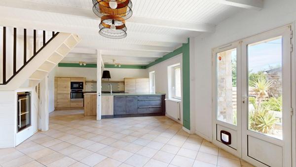 Longère en pierre au cœur d’un écrin de verdure