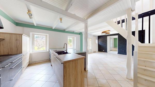 Longère en pierre au cœur d’un écrin de verdure