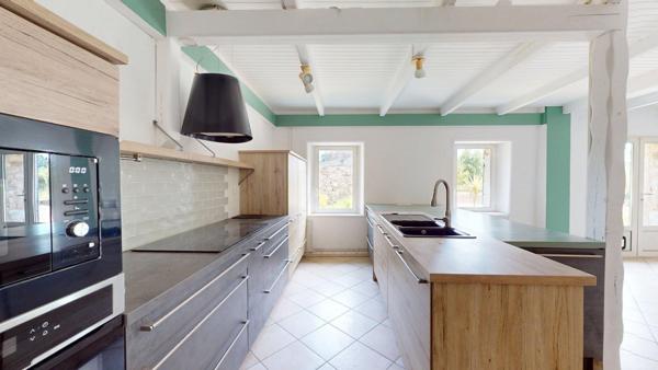 Longère en pierre au cœur d’un écrin de verdure