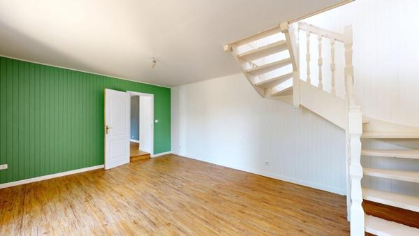 Longère en pierre au cœur d’un écrin de verdure