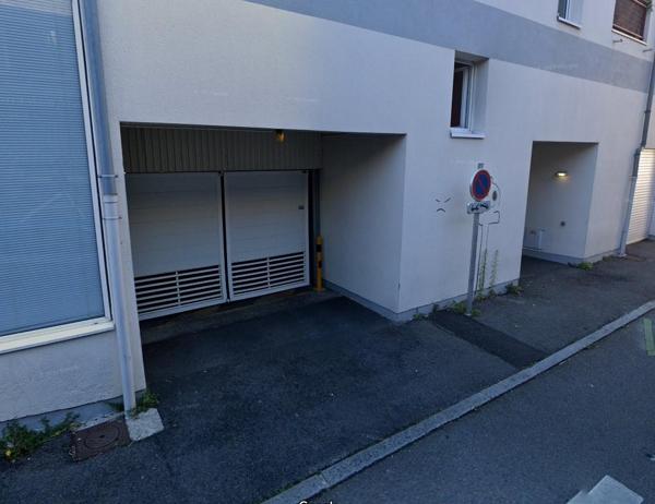 Parking / Garage à louer à Reze