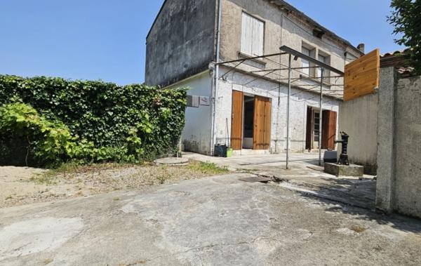 Vente Immeuble 3 appartements à rafraîchir Aiguillon   
