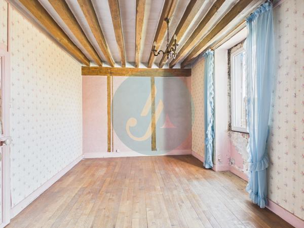 Saint-Amand-en-Puisaye (58310) Maison de village polyvalente 160m2 à Saint-Amand-en-Puisaye : résidence principale, secondaire ou investissem