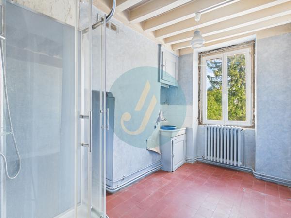 Saint-Amand-en-Puisaye (58310) Maison de village polyvalente 160m2 à Saint-Amand-en-Puisaye : résidence principale, secondaire ou investissem