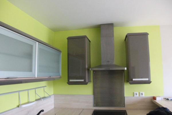 PROCHE BUS et RER, COMMERCES ET ECOLE, LUMINEUX, TRAVERSANT.