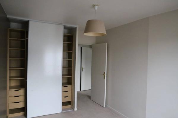 PROCHE BUS et RER, COMMERCES ET ECOLE, LUMINEUX, TRAVERSANT.