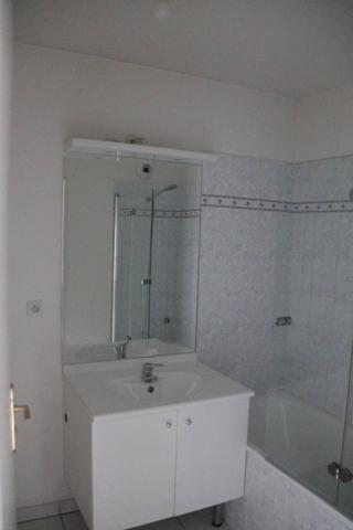 PROCHE BUS et RER, COMMERCES ET ECOLE, LUMINEUX, TRAVERSANT.