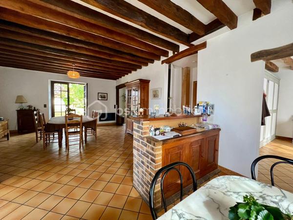 À 15 min sud d'Étampes, ville avec commerces, médecins, écoles. 
Cette charmante maison familiale et conviviale de 160 m² vous propose une entrée, un séjour lumineux avec cheminée, cuisine ouverte, un coin bureau pouvant être transformé en chambre, buanderie et 1 WC. A l'étage on découvre 3 chambres, une salle de bain avec WC et pour finir vous pourrez profiter d'une spacieuse chambre de plus de 45m² au dernier étage. La maison offre egalement une superbe cave voutrée, un grand garage et un beau jardin de 503m² clos de mur et arboré.

Le bien dispose d'un système de chauffage individuel électrique et un vitrage double,  coup de cœur !  Contactez ALEXANDRE CARDONNEL pour plus d’informations.