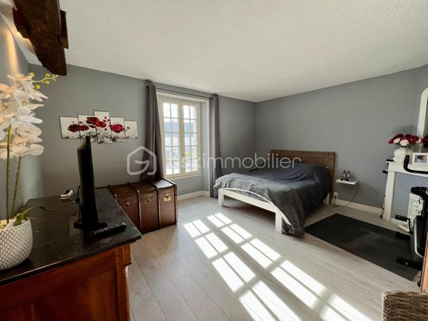 À 15 min sud d'Étampes, ville avec commerces, médecins, écoles. 
Cette charmante maison familiale et conviviale de 160 m² vous propose une entrée, un séjour lumineux avec cheminée, cuisine ouverte, un coin bureau pouvant être transformé en chambre, buanderie et 1 WC. A l'étage on découvre 3 chambres, une salle de bain avec WC et pour finir vous pourrez profiter d'une spacieuse chambre de plus de 45m² au dernier étage. La maison offre egalement une superbe cave voutrée, un grand garage et un beau jardin de 503m² clos de mur et arboré.

Le bien dispose d'un système de chauffage individuel électrique et un vitrage double,  coup de cœur !  Contactez ALEXANDRE CARDONNEL pour plus d’informations.