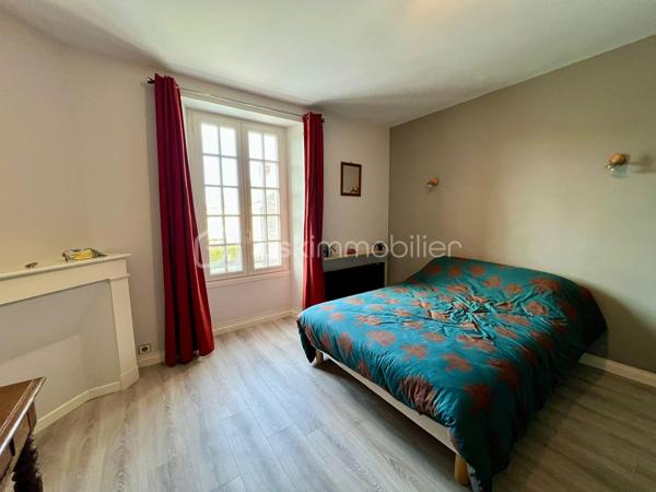 À 15 min sud d'Étampes, ville avec commerces, médecins, écoles. 
Cette charmante maison familiale et conviviale de 160 m² vous propose une entrée, un séjour lumineux avec cheminée, cuisine ouverte, un coin bureau pouvant être transformé en chambre, buanderie et 1 WC. A l'étage on découvre 3 chambres, une salle de bain avec WC et pour finir vous pourrez profiter d'une spacieuse chambre de plus de 45m² au dernier étage. La maison offre egalement une superbe cave voutrée, un grand garage et un beau jardin de 503m² clos de mur et arboré.

Le bien dispose d'un système de chauffage individuel électrique et un vitrage double,  coup de cœur !  Contactez ALEXANDRE CARDONNEL pour plus d’informations.