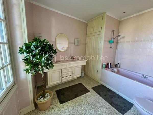 À 15 min sud d'Étampes, ville avec commerces, médecins, écoles. 
Cette charmante maison familiale et conviviale de 160 m² vous propose une entrée, un séjour lumineux avec cheminée, cuisine ouverte, un coin bureau pouvant être transformé en chambre, buanderie et 1 WC. A l'étage on découvre 3 chambres, une salle de bain avec WC et pour finir vous pourrez profiter d'une spacieuse chambre de plus de 45m² au dernier étage. La maison offre egalement une superbe cave voutrée, un grand garage et un beau jardin de 503m² clos de mur et arboré.

Le bien dispose d'un système de chauffage individuel électrique et un vitrage double,  coup de cœur !  Contactez ALEXANDRE CARDONNEL pour plus d’informations.