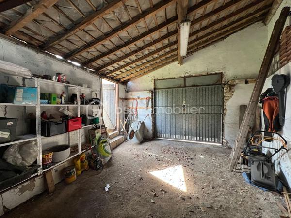 À 15 min sud d'Étampes, ville avec commerces, médecins, écoles. 
Cette charmante maison familiale et conviviale de 160 m² vous propose une entrée, un séjour lumineux avec cheminée, cuisine ouverte, un coin bureau pouvant être transformé en chambre, buanderie et 1 WC. A l'étage on découvre 3 chambres, une salle de bain avec WC et pour finir vous pourrez profiter d'une spacieuse chambre de plus de 45m² au dernier étage. La maison offre egalement une superbe cave voutrée, un grand garage et un beau jardin de 503m² clos de mur et arboré.

Le bien dispose d'un système de chauffage individuel électrique et un vitrage double,  coup de cœur !  Contactez ALEXANDRE CARDONNEL pour plus d’informations.