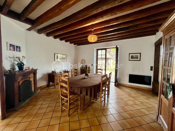 À 15 min sud d'Étampes, ville avec commerces, médecins, écoles. 
Cette charmante maison familiale et conviviale de 160 m² vous propose une entrée, un séjour lumineux avec cheminée, cuisine ouverte, un coin bureau pouvant être transformé en chambre, buanderie et 1 WC. A l'étage on découvre 3 chambres, une salle de bain avec WC et pour finir vous pourrez profiter d'une spacieuse chambre de plus de 45m² au dernier étage. La maison offre egalement une superbe cave voutrée, un grand garage et un beau jardin de 503m² clos de mur et arboré.

Le bien dispose d'un système de chauffage individuel électrique et un vitrage double,  coup de cœur !  Contactez ALEXANDRE CARDONNEL pour plus d’informations.